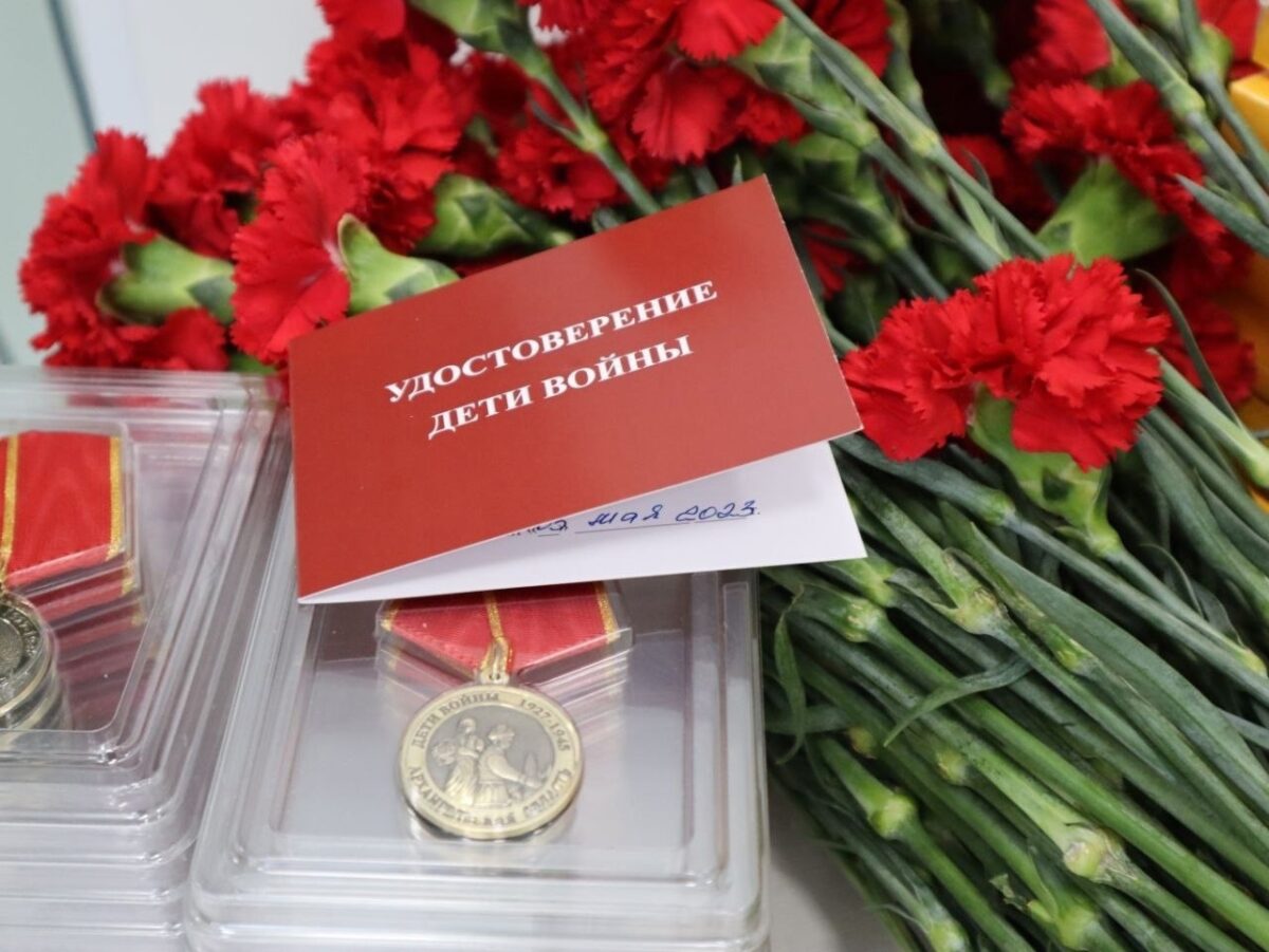Жителям Приморского района вручили удостоверения и нагрудные знаки «Дети войны»!